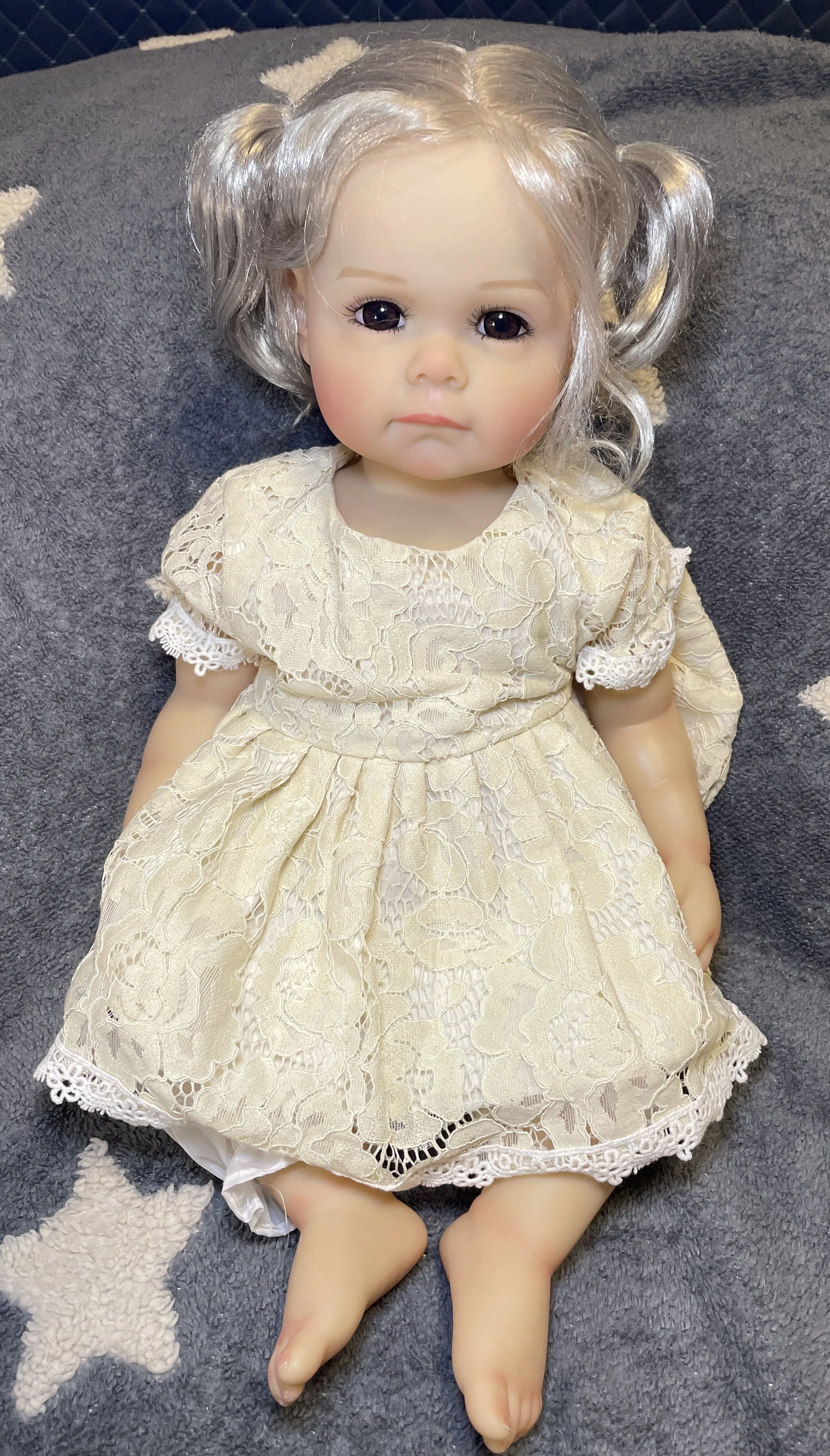 ตุ๊กตาเด็กวัยหัดเดิน Maggie Realistic Reborn ขนาด 22 นิ้ว - ไวนิลทํามือแบบนุ่ม, ผมหยั่งรากด้วยมือเหมือนจริง, ของขวัญศิลปะสะสม