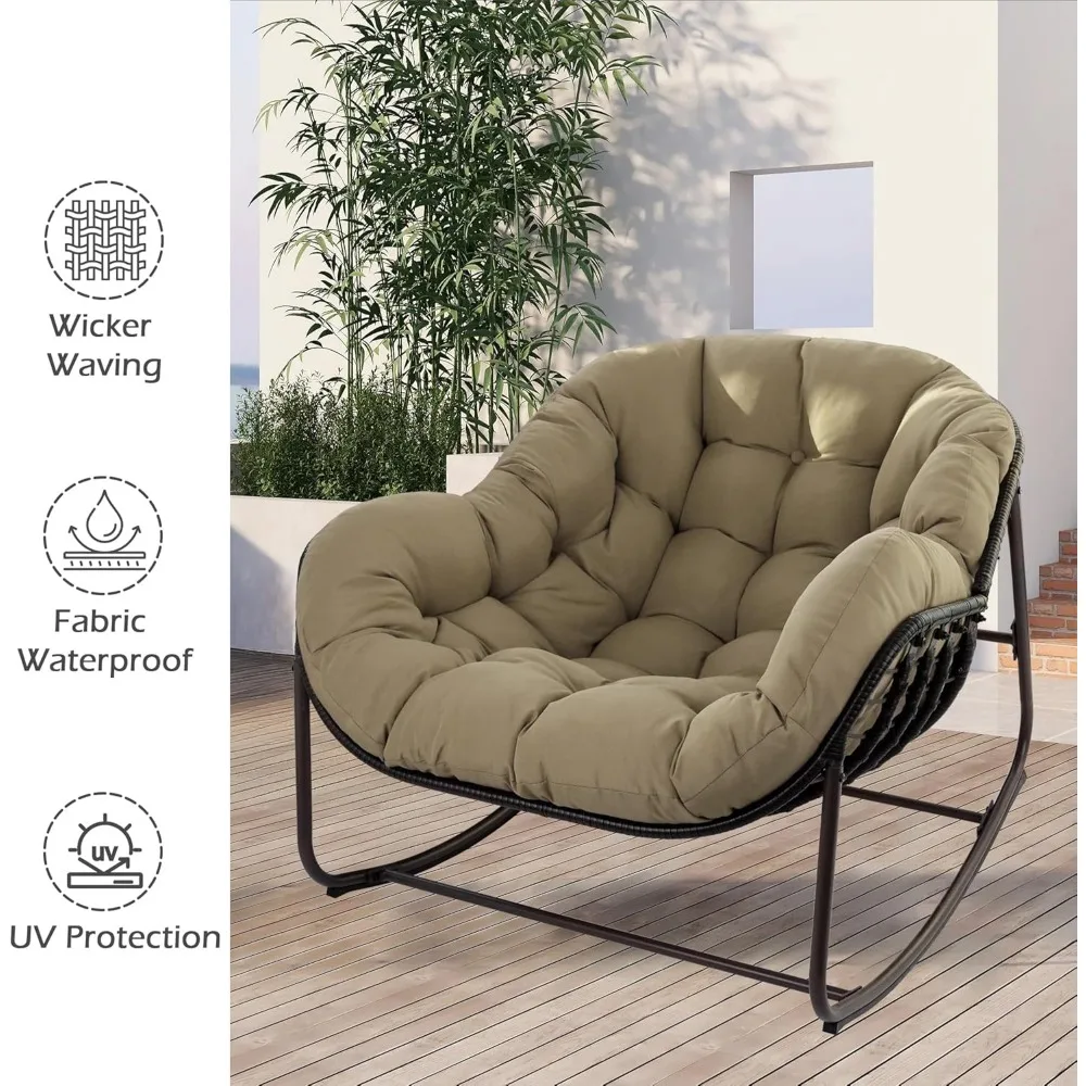 Nadmierne krzesło bujane Papasan w kształcie jajka z poduszką i ramą do użytku wewnątrz i na zewnątrz.