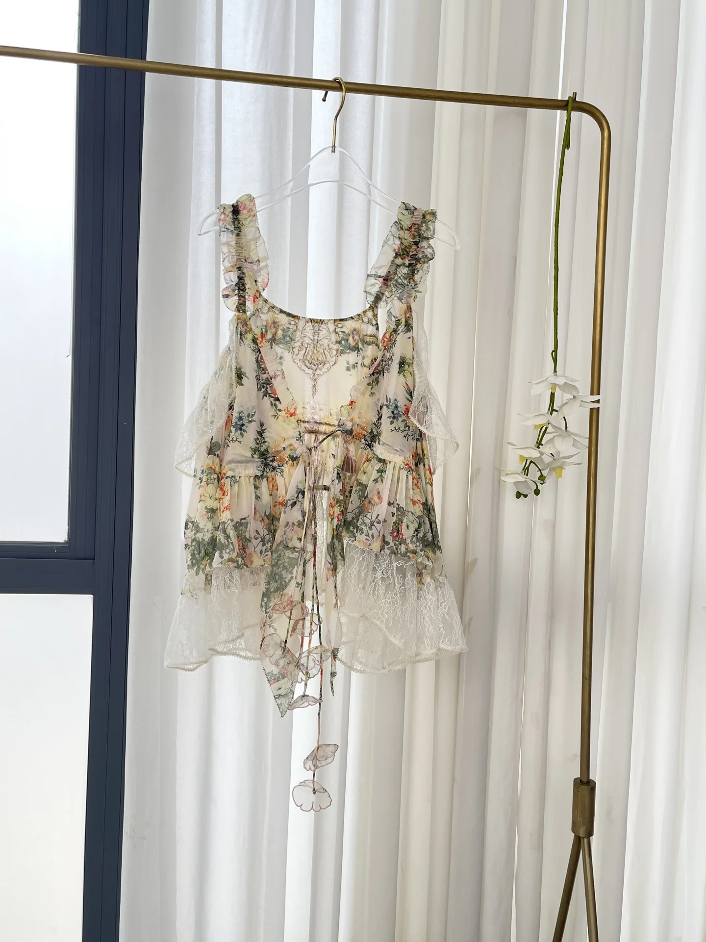 

2025 New Design Green Beige Floral Print Sleeveless Blouse Tops