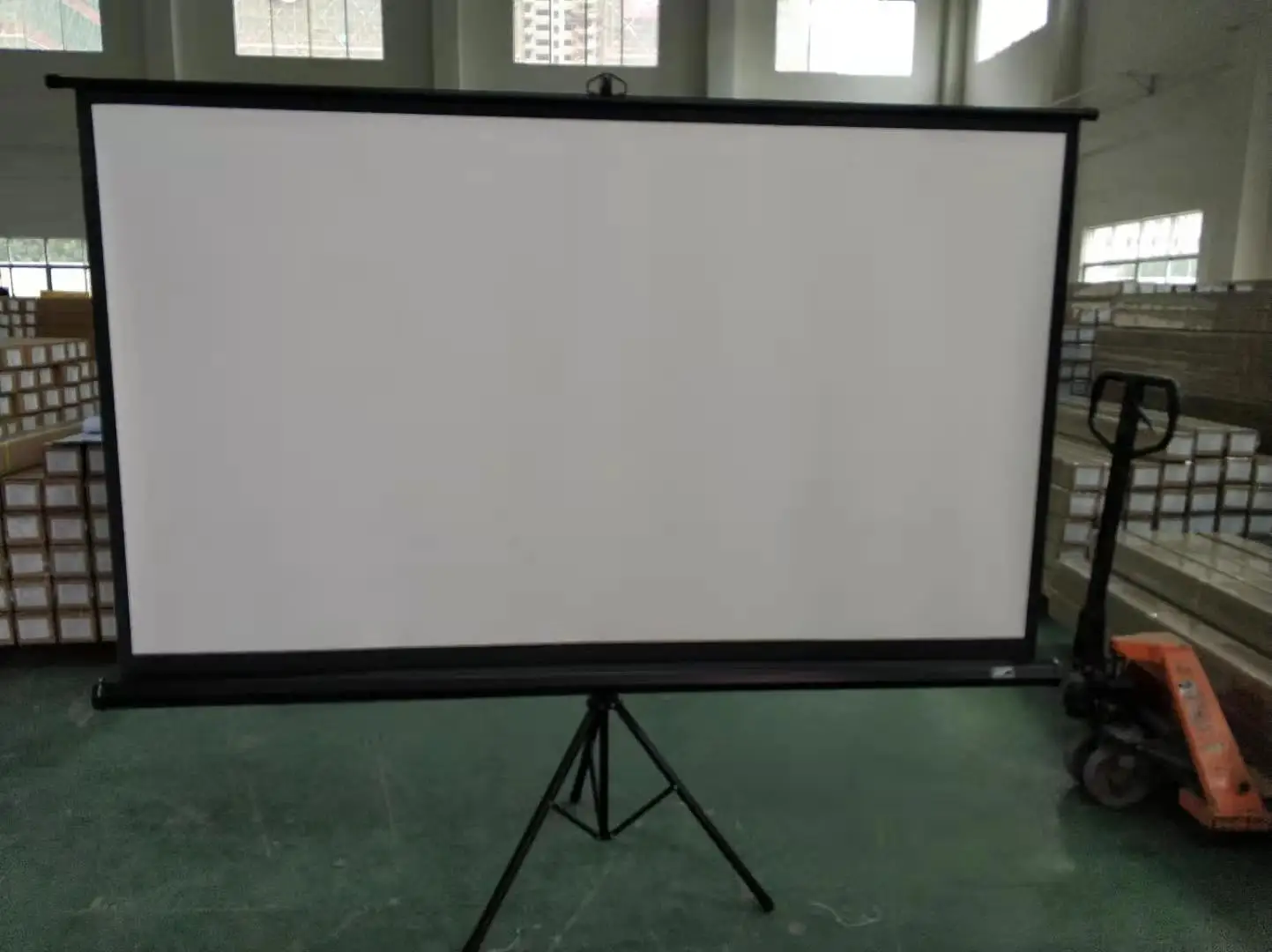 

Portable Rack Projection Screen 70-150 Inch Matt White Floor Foldable Stand Tripod Frame Projector Screen for Outdoor Camping