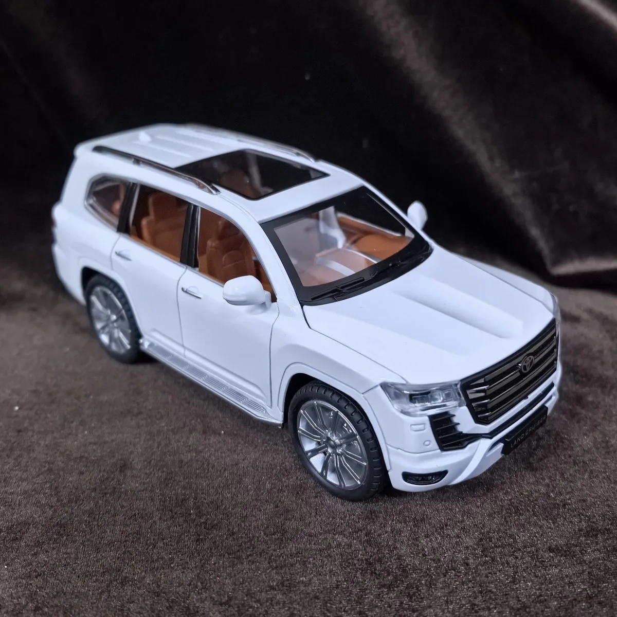 نموذج سيارة تويوتا لاند كروزر SUV محدود بمقياس 1:24، لعبة هدية عيد الميلاد للأطفال على شكل سيارة فاخرة مصغرة