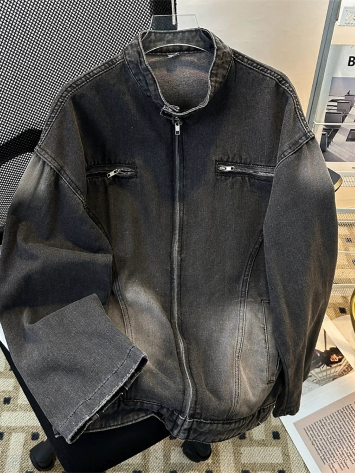 

Винтажная джинсовая куртка Adient для мужчин: повседневная, с воротником-стойкой, в стиле рабочей одежды, свободного кроя, модная, брендовая, весна-осень, для активного отдыха, с декоративной молнией