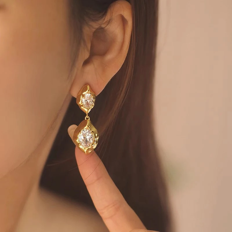 Boucles d'oreilles pendantes Huitan élégantes et charmantes pour femmes, couleur or brillant, accessoires d'oreille avec CZ scintillant, bijoux de fiançailles élégants