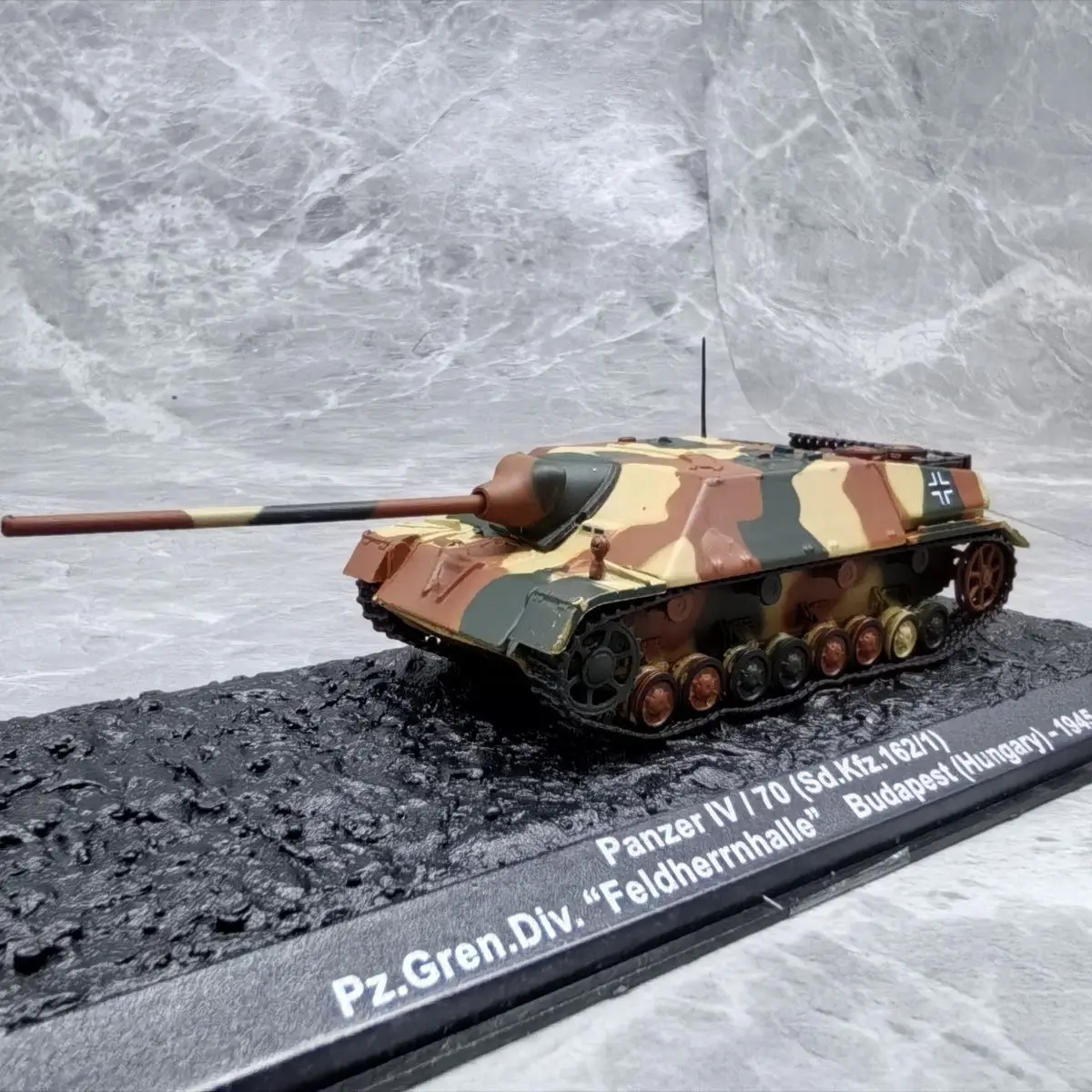 1/72 German Panzer IV Destroyer 70 1945 (alloy（main body）+plastic material) model ornament