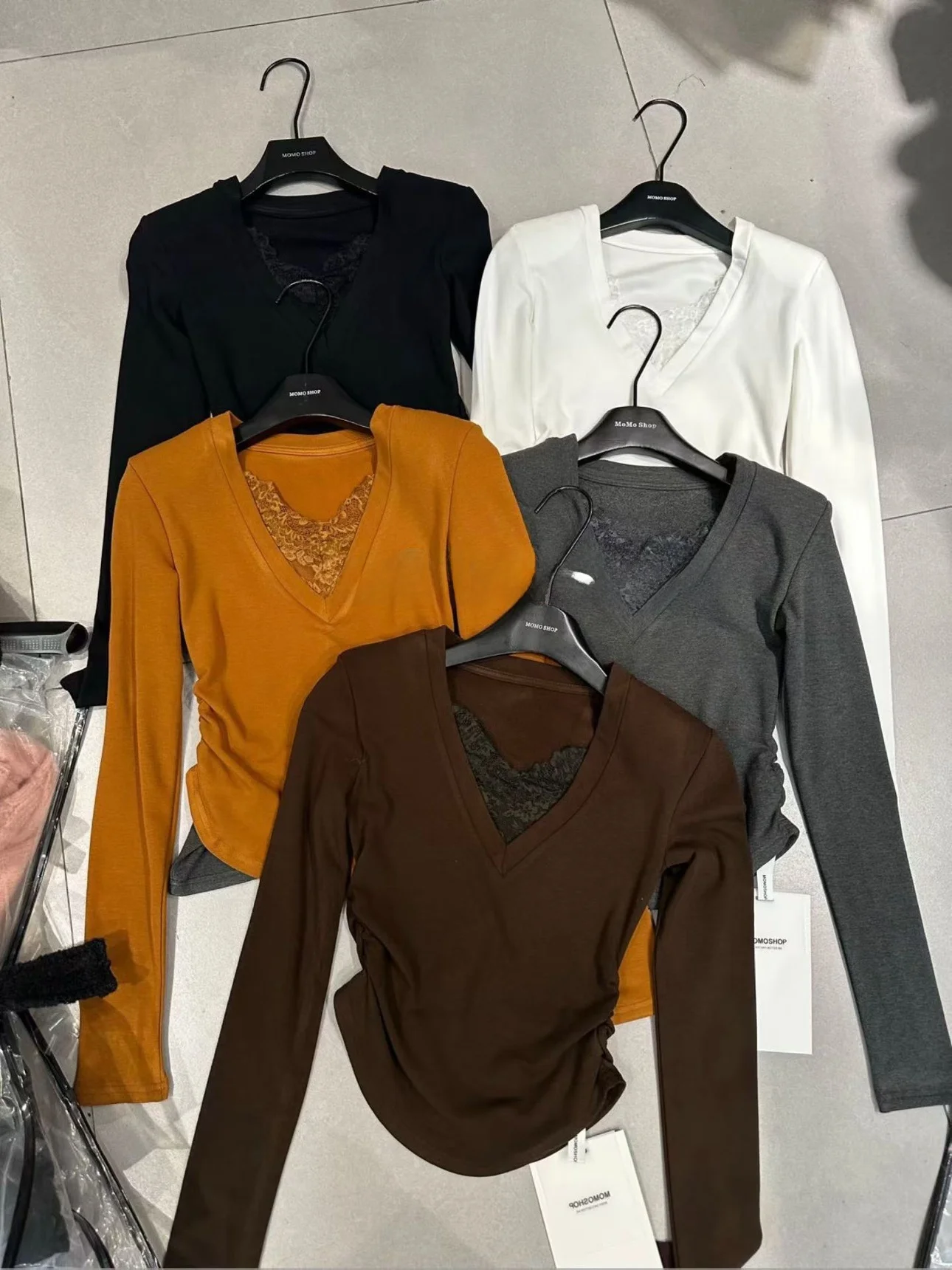 

Korean Sle Lace Splicing ort Svel Women's T-irt Slim Fit oulder Pad Pleated Waist Cinched Long Sve V-Ne Top