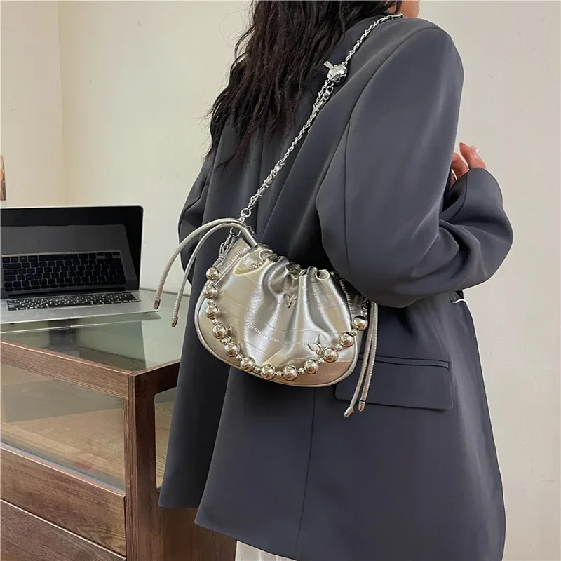 2024 nuevo bolso nube plisado plateado bolso de hombro Simple bolso de mensajero para mujer bolso de gama alta