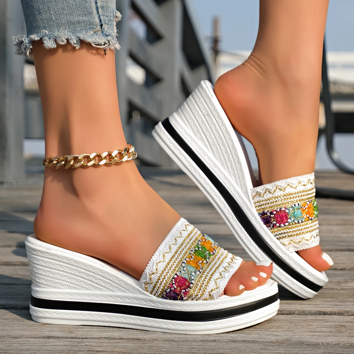 

Женские сандалии, новинка 2025, лоскутные тапочки на танкетке, богемная пляжная женская обувь с открытым носком, нескользящая женская обувь на танкетке больших размеров