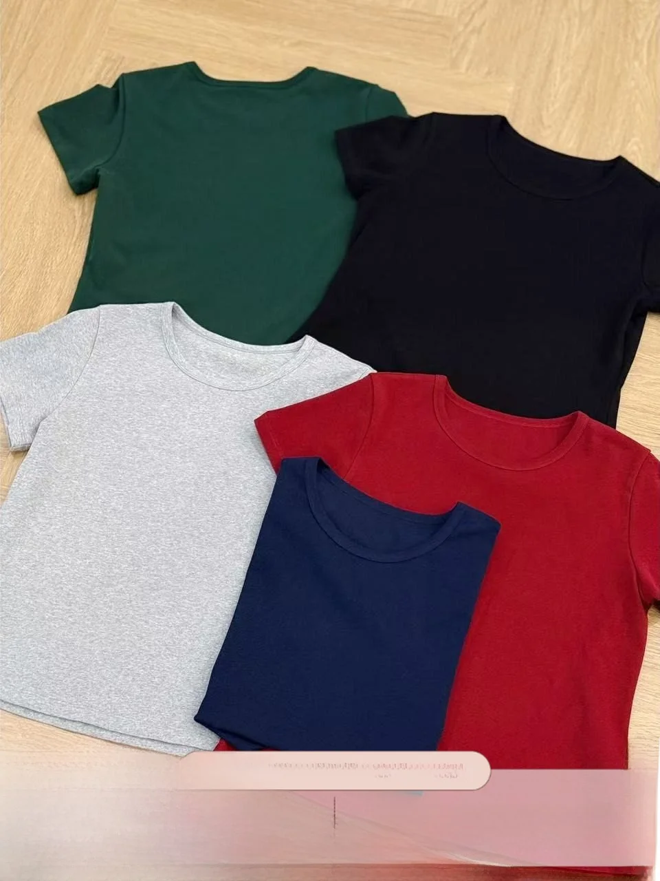 JINGU เสื้อยืดคอกลมทรงสลิมฟิตสีพื้น แฟชั่นอเนกประสงค์สำหรับฤดูร้อน วัสดุคุณภาพสูง สวมใส่สบาย