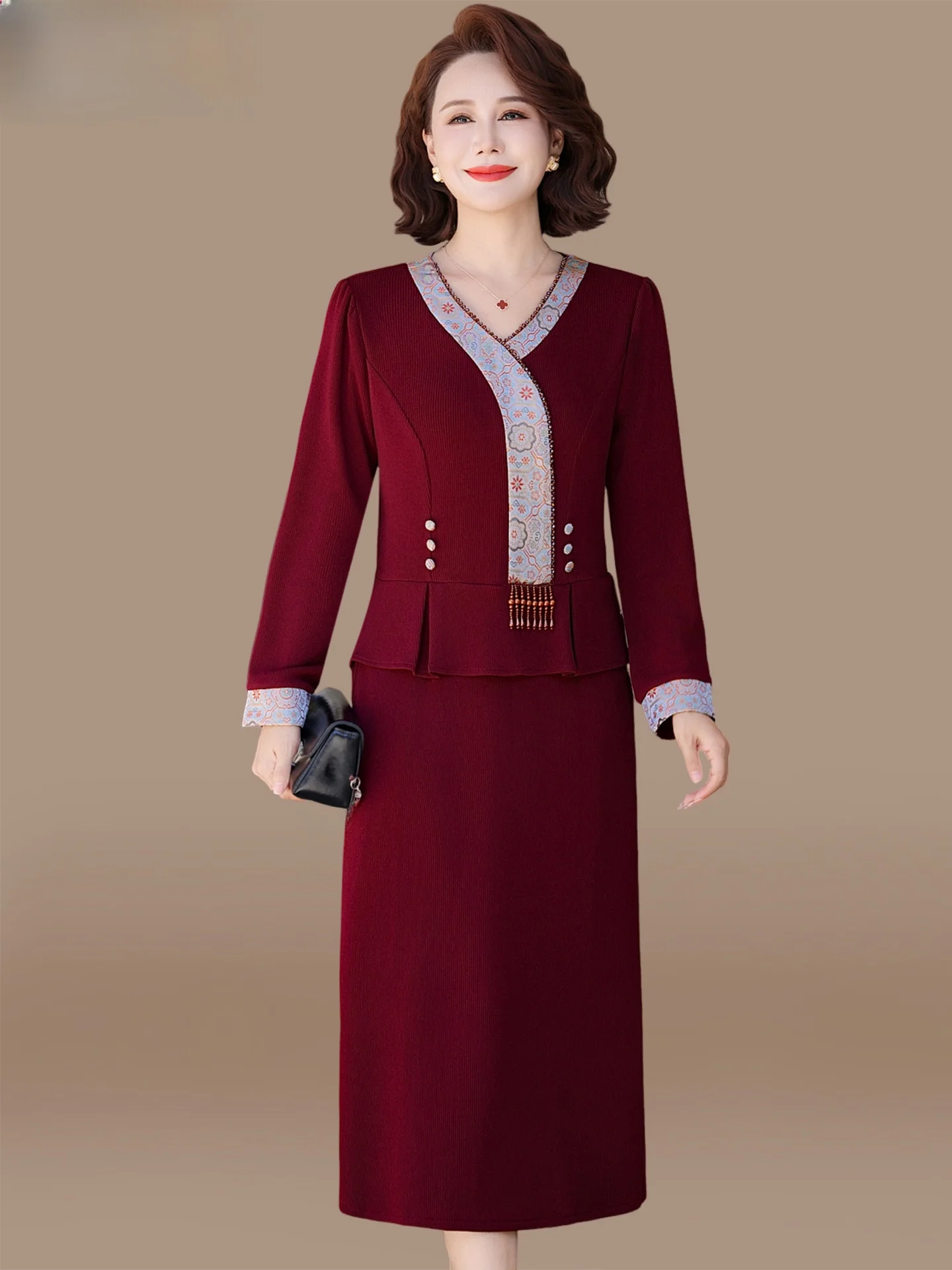 

Свадебное платье для мам среднего и старшего возраста: модное, свободного кроя, из полиэстера, с V-образным вырезом, средней длины, для банкета