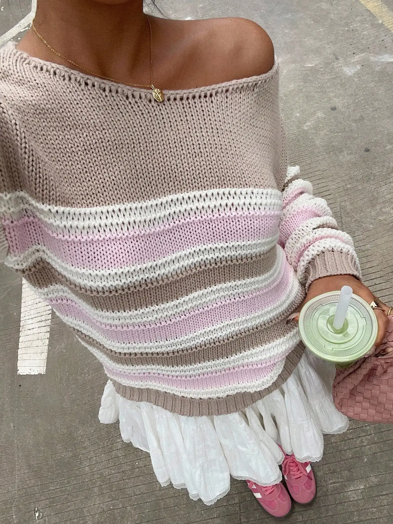 

Женский вязаный свитер с открытыми плечами в полоску для осени и зимы