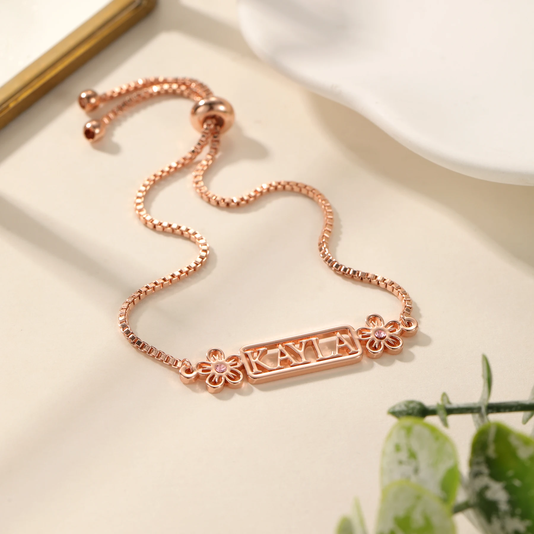 

Браслет с индивидуальным именем Сакура, регулируемый с двумя вишневыми цветами, 18-каратное позолоченное нержавеющее сталь, изысканный ювелирный подарок для нее