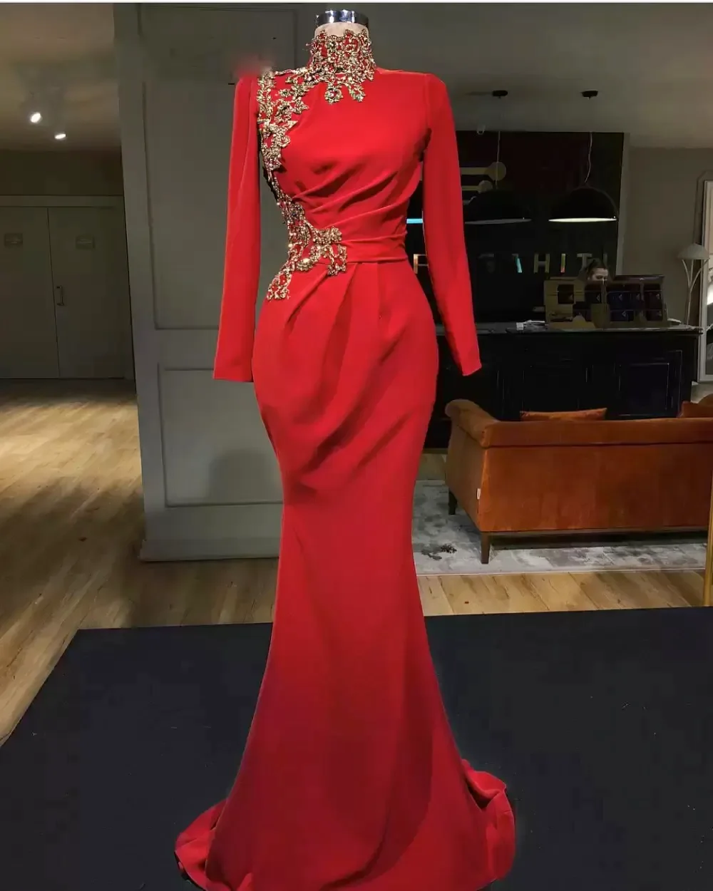 ชุดราตรีแบบเมอร์เมดสำหรับชาวมุสลิมในดูไบ ตกแต่งด้วยลูกไม้ปักลาย แขนยาว ประดับด้วยลูกปัด ยาวกรอมพื้น เหมาะสำหรับงานพรอมหรืองานเลี้ยงอย่างเป็นทางการ