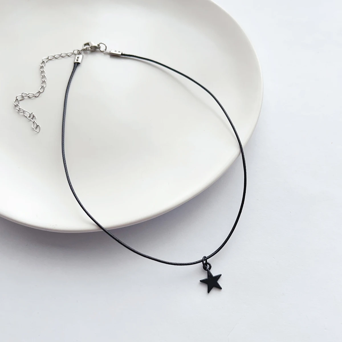 Stylish and simple everything with sweet and cute black five-pointed star pendant choker Choker necklace women\'s accessories