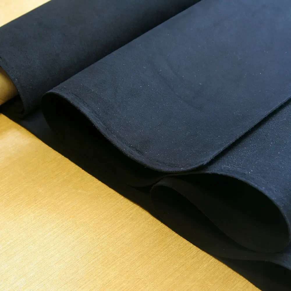 

Толщина 1,4 мм, тяжелая ультра обивка, материал из микрофибры, замши, искусственной кожи