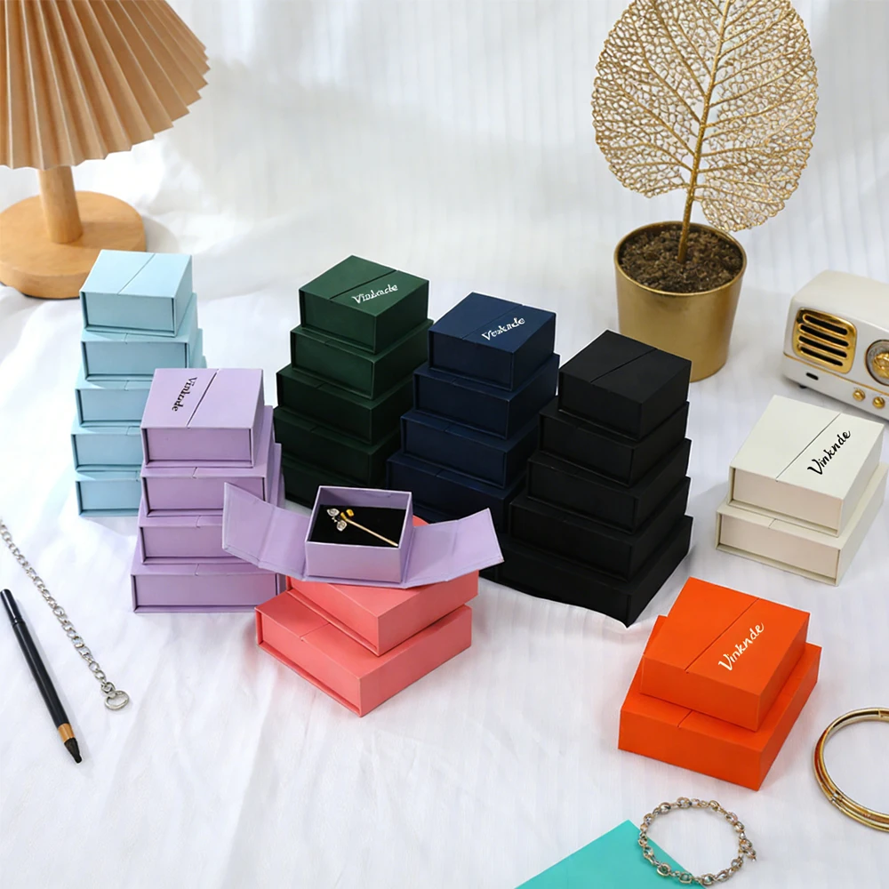 

Jewelry Magnet Box Paper Boxes Personalized Logo 7x7x3.2cm For Ring Earring Studs Necklace Bracelet Pouch Packaging Display Case