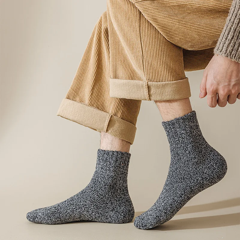 3-5 ペアの男性ソリッドカラーの靴下はファッショナブルでシンプルな多用途の冬の靴下は柔らかく快適な軽量カジュアルな長さです
