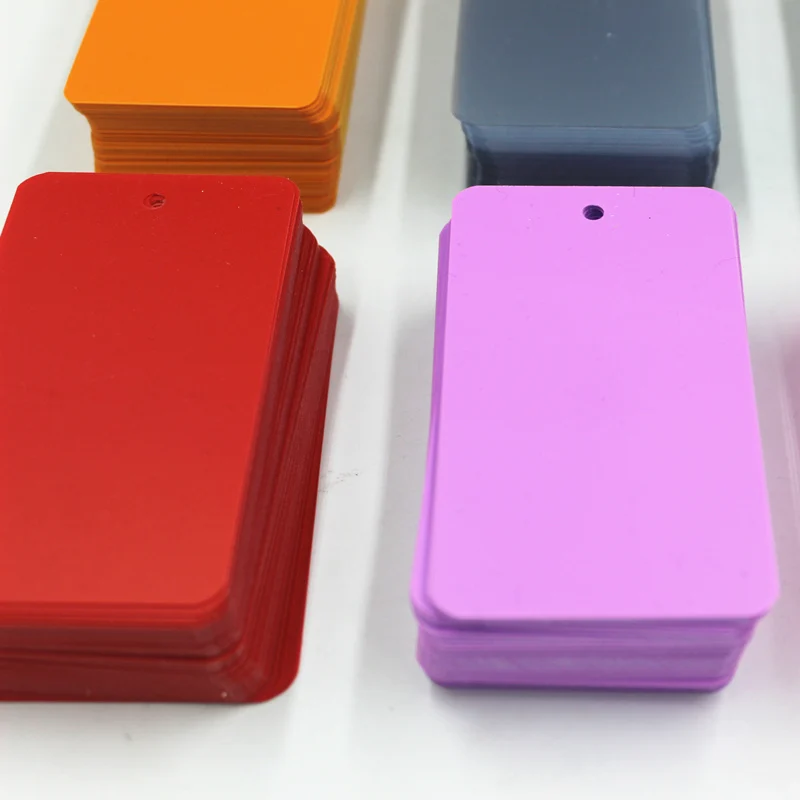 50 Stück leere, matte, mehrfarbige PVC-Tags, Kunststoff, wasserdicht, zum Aufhängen von Karten, Kleidungsstücken, Schmuck, transparent, mit Loch, Etiketten, Display-Verpackung – Detail 4