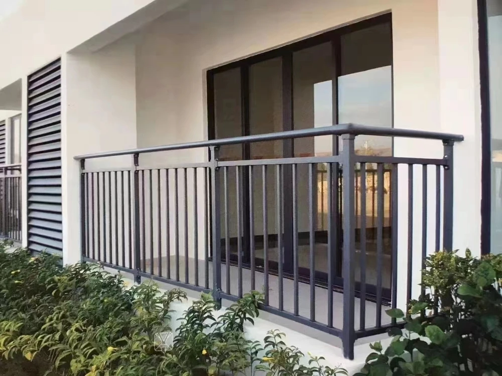 التخصيص التصميم الحديث الفولاذ المقاوم للصدأ والألومنيوم درابزين عمودي للفيلا وسلالم الفندق والشرفة