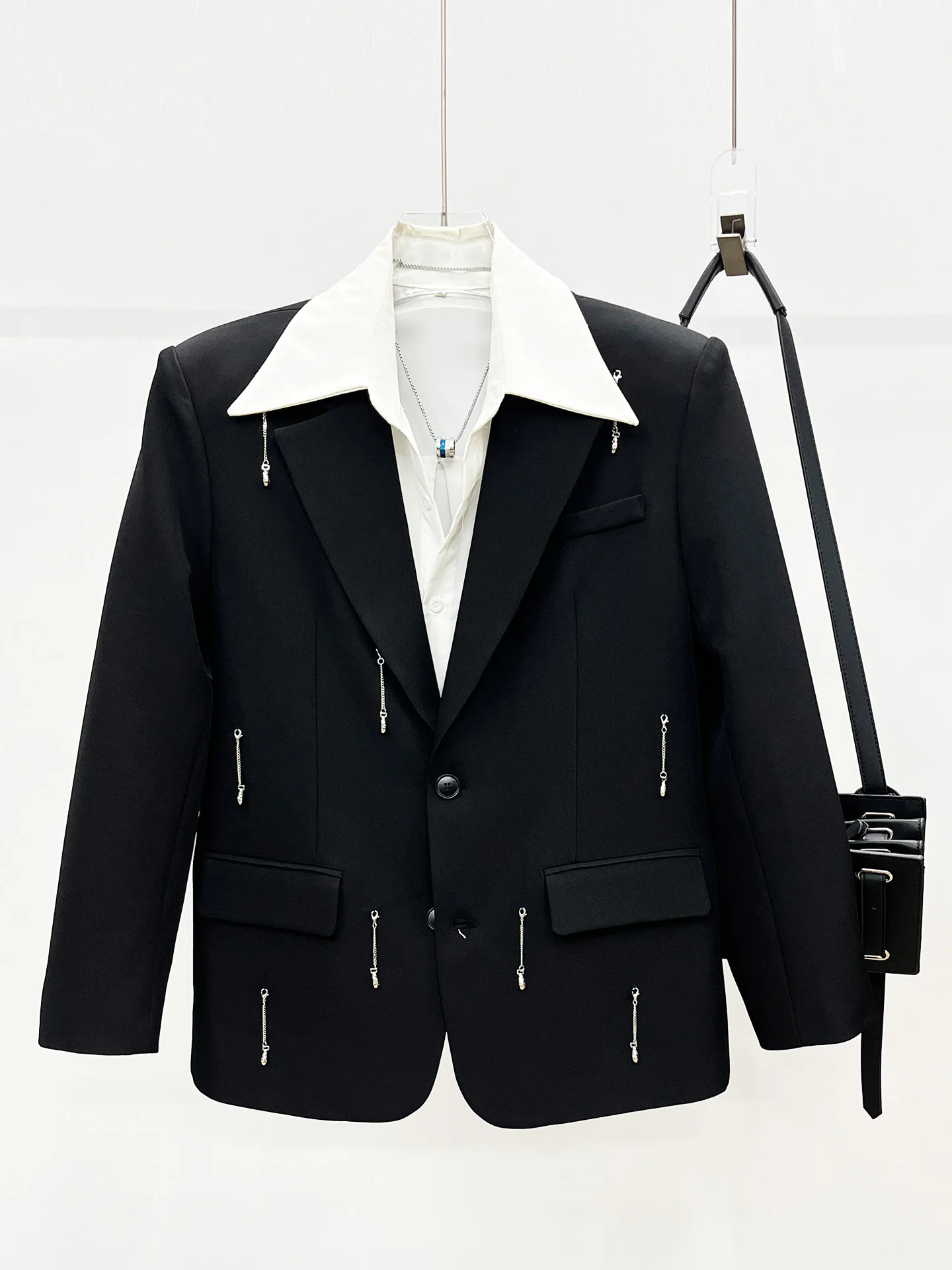 

Мужская куртка с черной металлической цепочкой и бахромой, свободного кроя, повседневная, модная, молодежный стиль, с длинными рукавами, на пуговицах