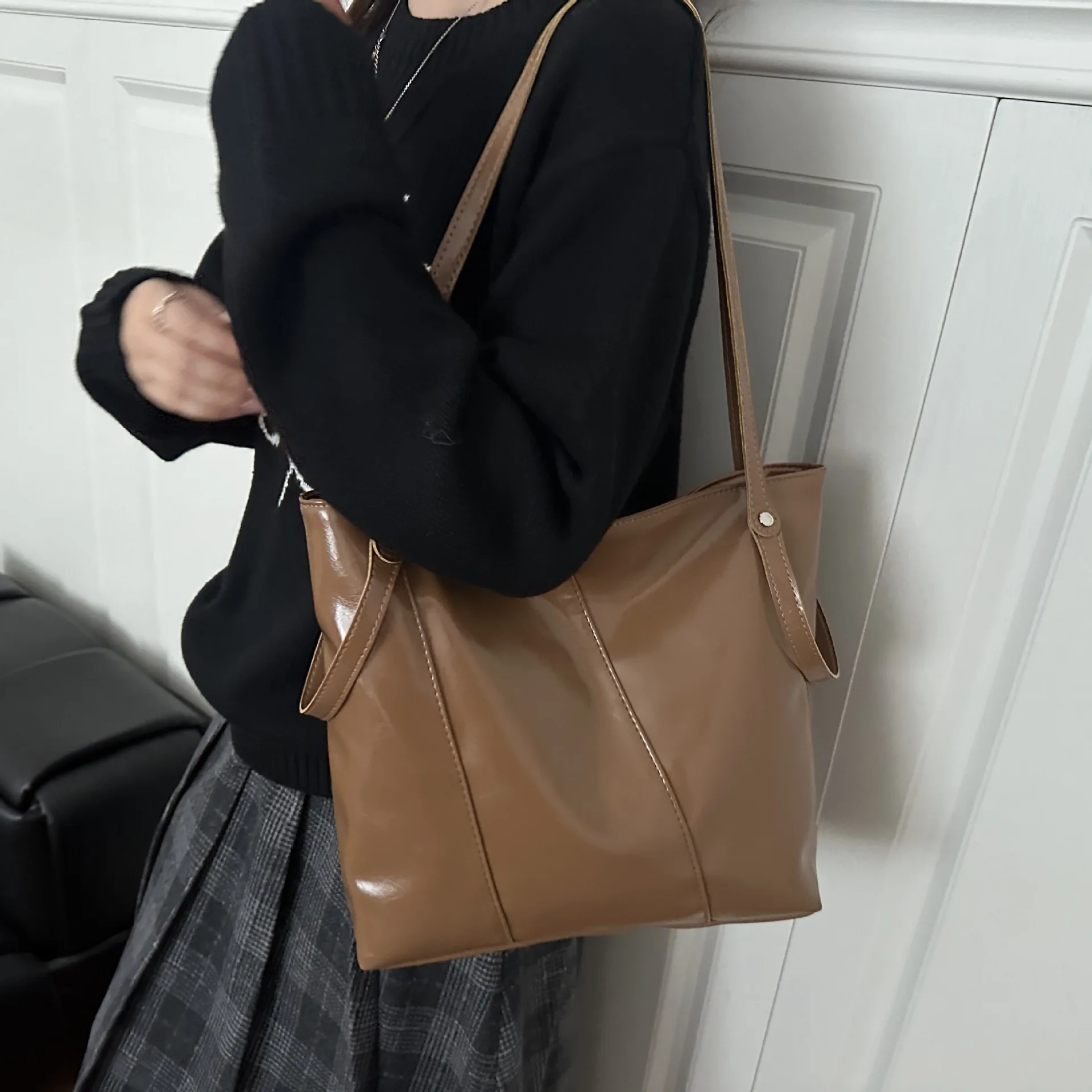 

2025 Autumn Winter Spacious Tote Bag, Aesthetic Shoulder Purse for Women, Chic Underarm Crossbody, Office Commuter Day to Night