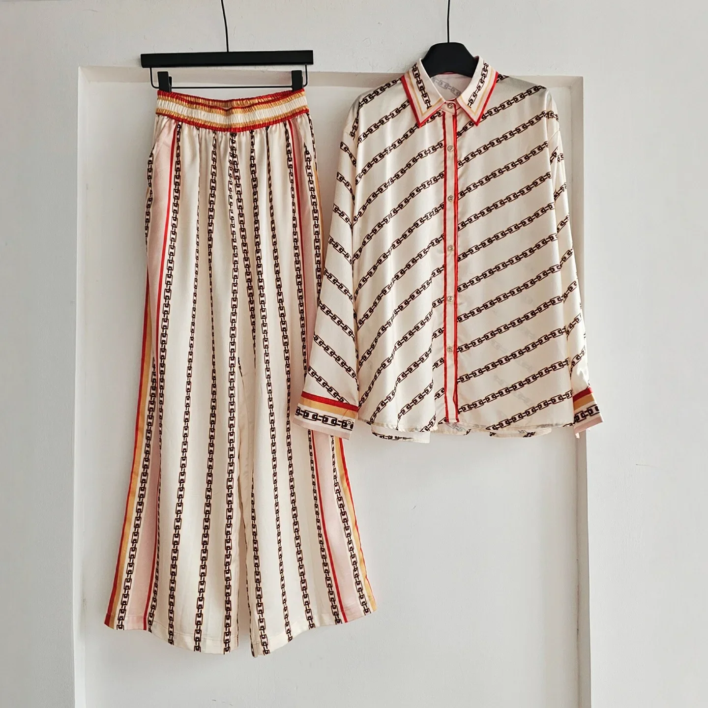 

Женский повседневный костюм из двух предметов: рубашка с длинным рукавом из имитации шелкового атласа с принтом в стиле барокко и французских цепей, и свободные брюки с широкими штанинами в винтажном стиле