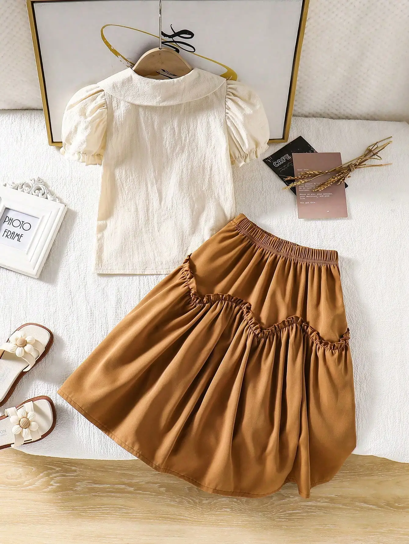 (5040) Little Girl's Retro French-Style Girly Outfit. This Retro French-Style Outfit Is Made up of a Beige Doll-Collar Top and a Brown High-Waisted Skirt, Featuring a Design with Abundant Puff Sleeves That Exudes Elegance, Perfect for Little Girls' Daily Wear, Outings, or Artistic Photo Shoots. The Fabric Is Comfortable, Skin-Friendly, and Breathable, Making It Easy to Wear and Feel at Ease.