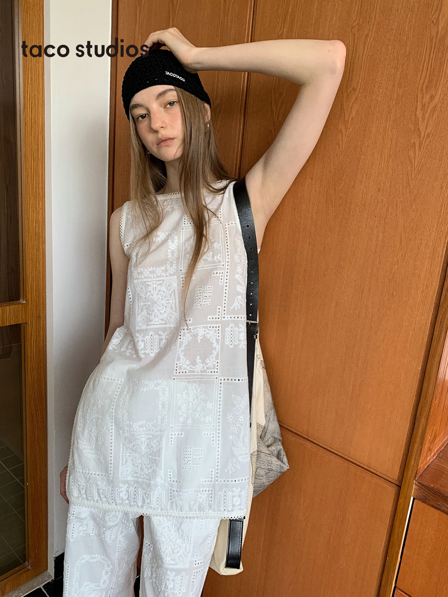 

Комплект женской летней одежды: жилет с вышивкой и ажурным узором Taco Studios и повседневные хлопковые брюки