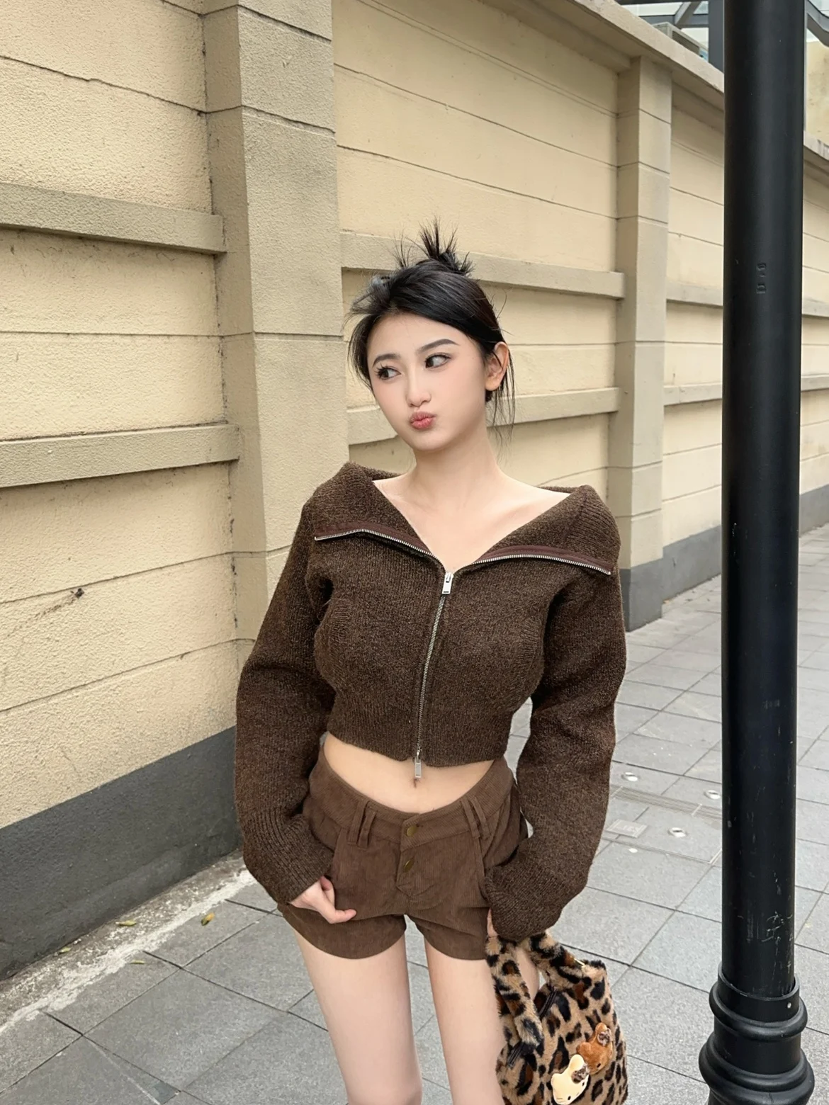 

Комплект из облегающих шорт и свитера с леопардовым принтом для женщин: винтажный американский ретро-костюм с низкой талией для повседневной носки