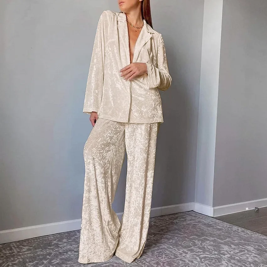 

2026 Warm and Comfortable Soft Gold Diamond Fleece Long-sleeved Trousers Pajamas Two-piece Loungewear Set Women's