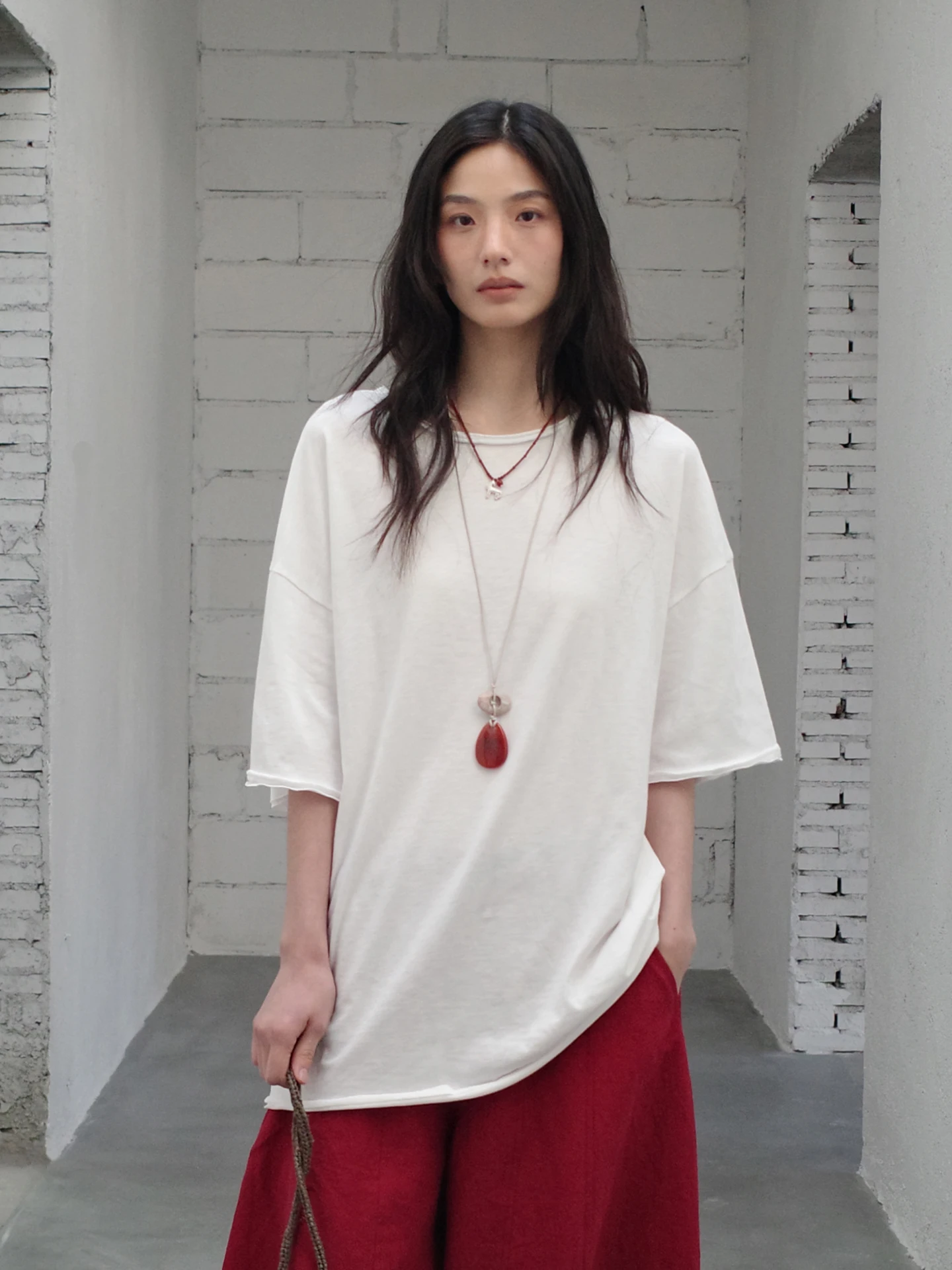 

Женская белая хлопковая футболка свободного кроя с коротким рукавом, круглым вырезом, спущенным плечом, двойной строчкой, из стираного хлопка