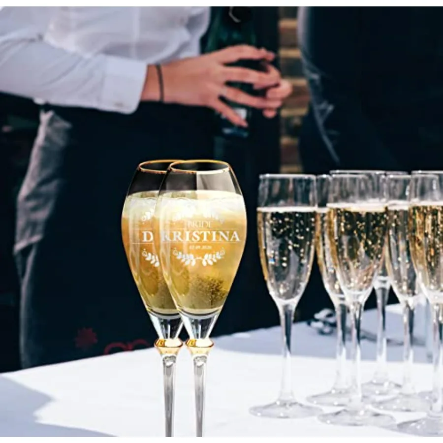 مجموعة من مزامير شامبانيا منقوشة لحفلات الزفاف مع تصميم السيد والسيدة للاحتفالات الأنيقة في حفلات الزفاف و