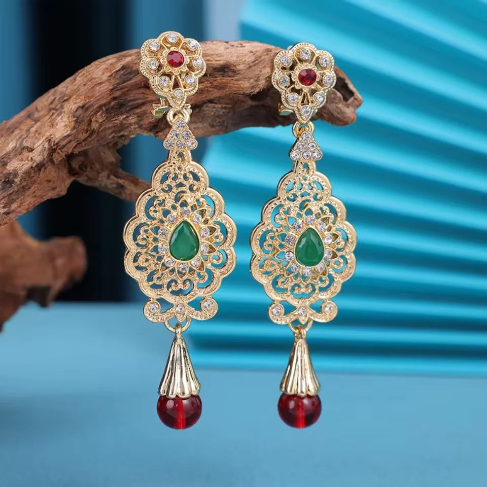 Pendientes largos con diseño de gota de agua calada, de color dorado, con cristales verdes y rojos, y borlas, de estilo vintage, para mujer, ideales para novias marroquíes y como joyería para bodas.