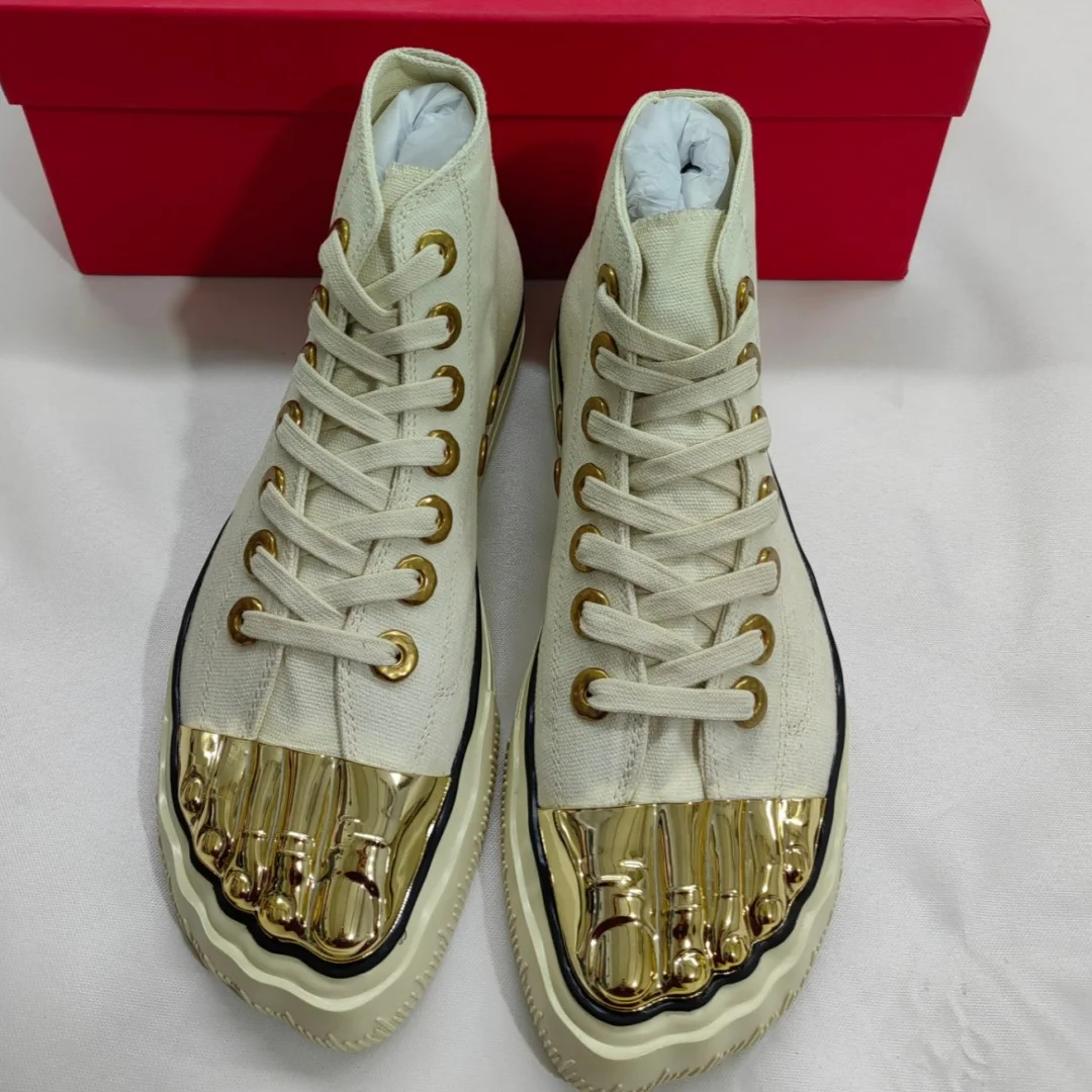 Zapatos casuales de diseño único con detalles metálicos, para parejas, disponibles en tallas grandes, nuevos, color dorado, con cinco dedos, de lona, con cordones, de estilo moderno, tipo zapatillas planas y con caña alta.