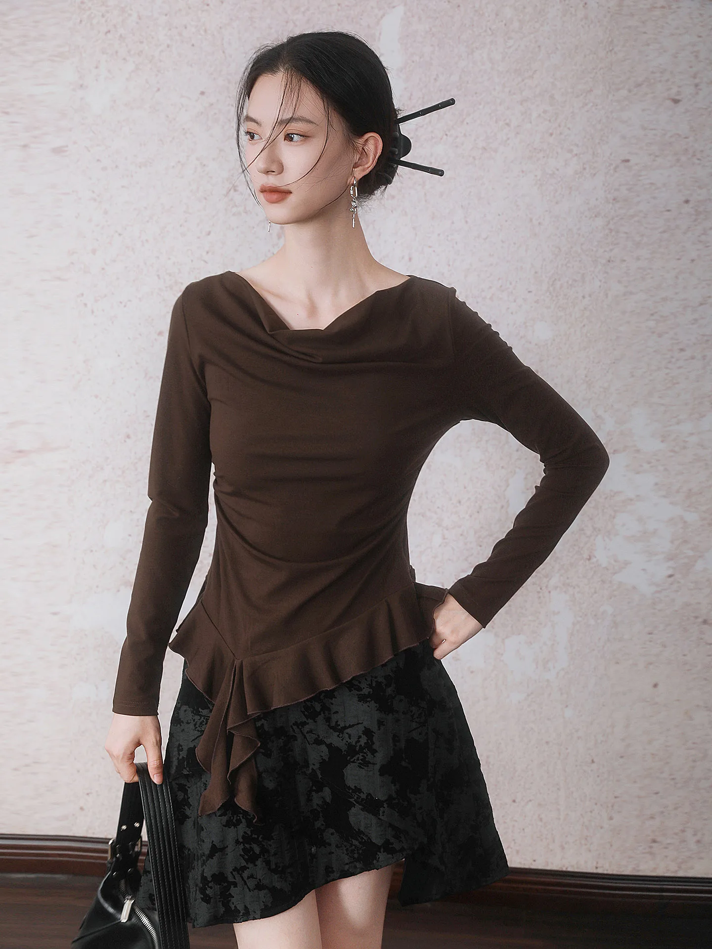 

Коричневая футболка с круглым вырезом и асимметричным подолом, женская, осенняя, модная, повседневная, удобная, из вискозы, полиэстера и эластичного волокна