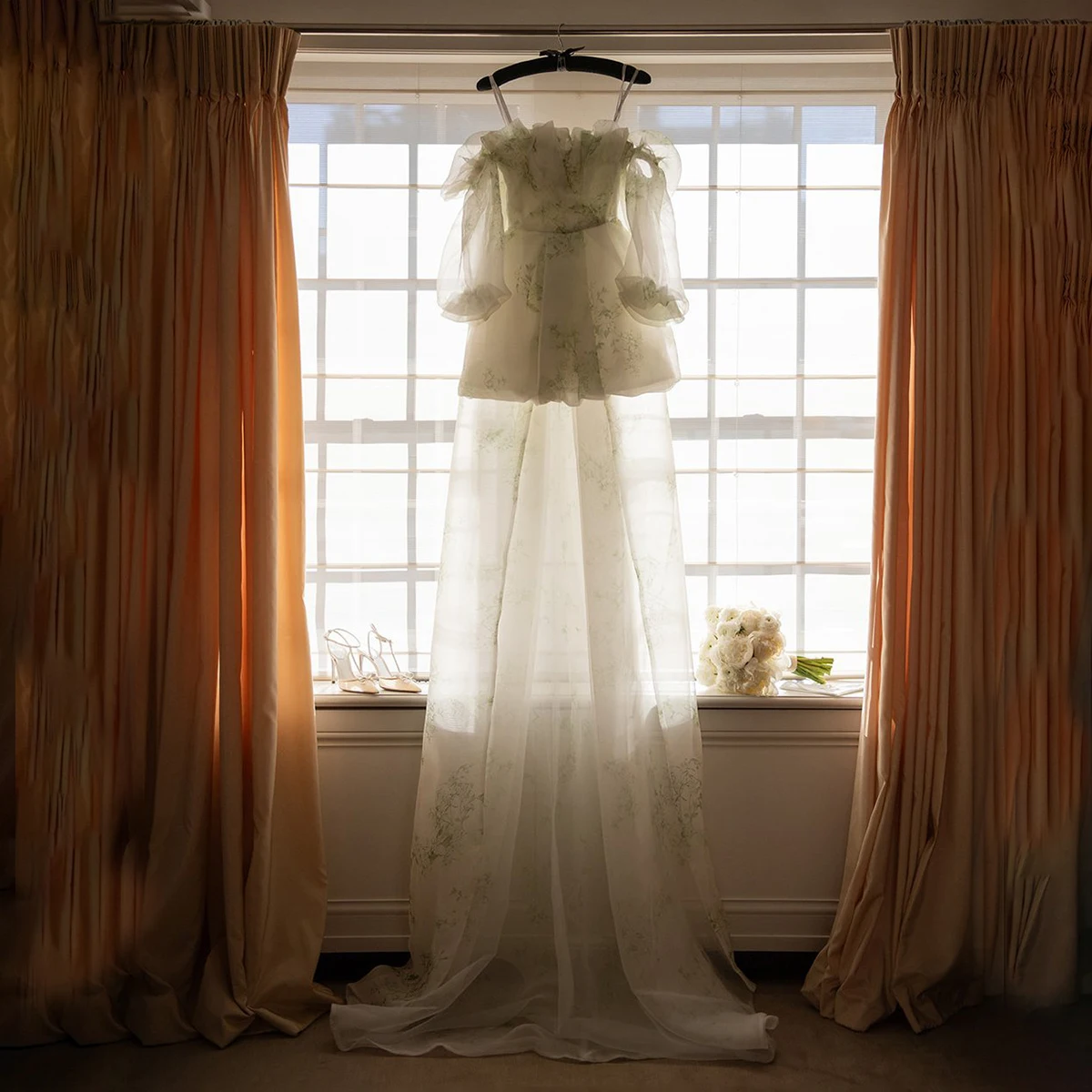 فستان زفاف صغير أخضر بأكمام طويلة أسقف أوراق شجر طباعة الأورجانزا Ruched بدون حمالات مخصص كشكش زي العرائس ذيل قابل للانفصال