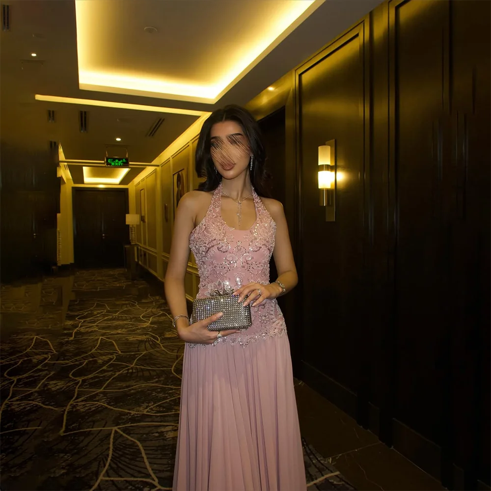 ชุดราตรีสีชมพูทันสมัย แบบสั่งตัดประดับเลื่อม สายคล้องคอ ทรงเอไลน์ ผ้าชีฟองจีบระบายยาวกรอมพื้น สำหรับงานเลี้ยงอย่างเป็นทางการ ปี 2025