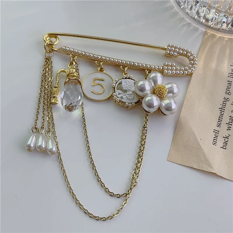 Pearl Brooch for Woman High-end Women\'s Luxury Pin Fixed Clothing Chest Flower Accessories Versatile Brooches