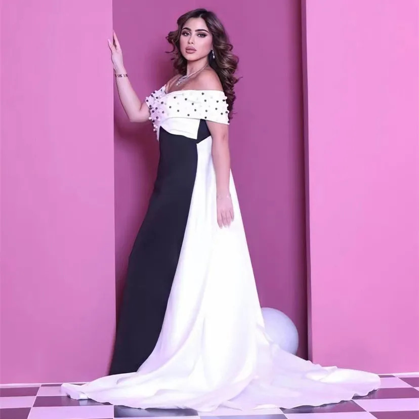 

Saudi Arabia Women Wear Black and White Prom Dresses Beaded Off Shoulder Long Sweep Train Evening Party Formal Gowns