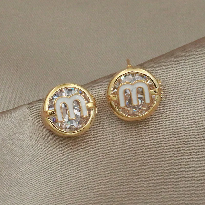 2024 New Fashion Brand Jewelry Zircon Letter M Delicate Jewelry Earrings Shiny Crystal Stud Earrings for Women