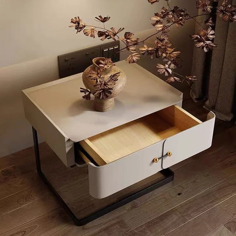 Célébrité Internet italienne, minimaliste, meuble de chevet