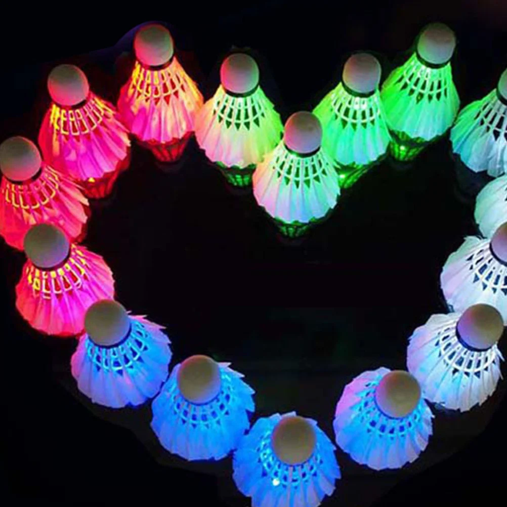 8 قطع من كرات كرة الريشة الباعثة للضوء، كرات الريشة التي تعمل بالطاقة LED لمتانة المساء، توهج ساطع وقابل لإعادة الاستخدام عند
