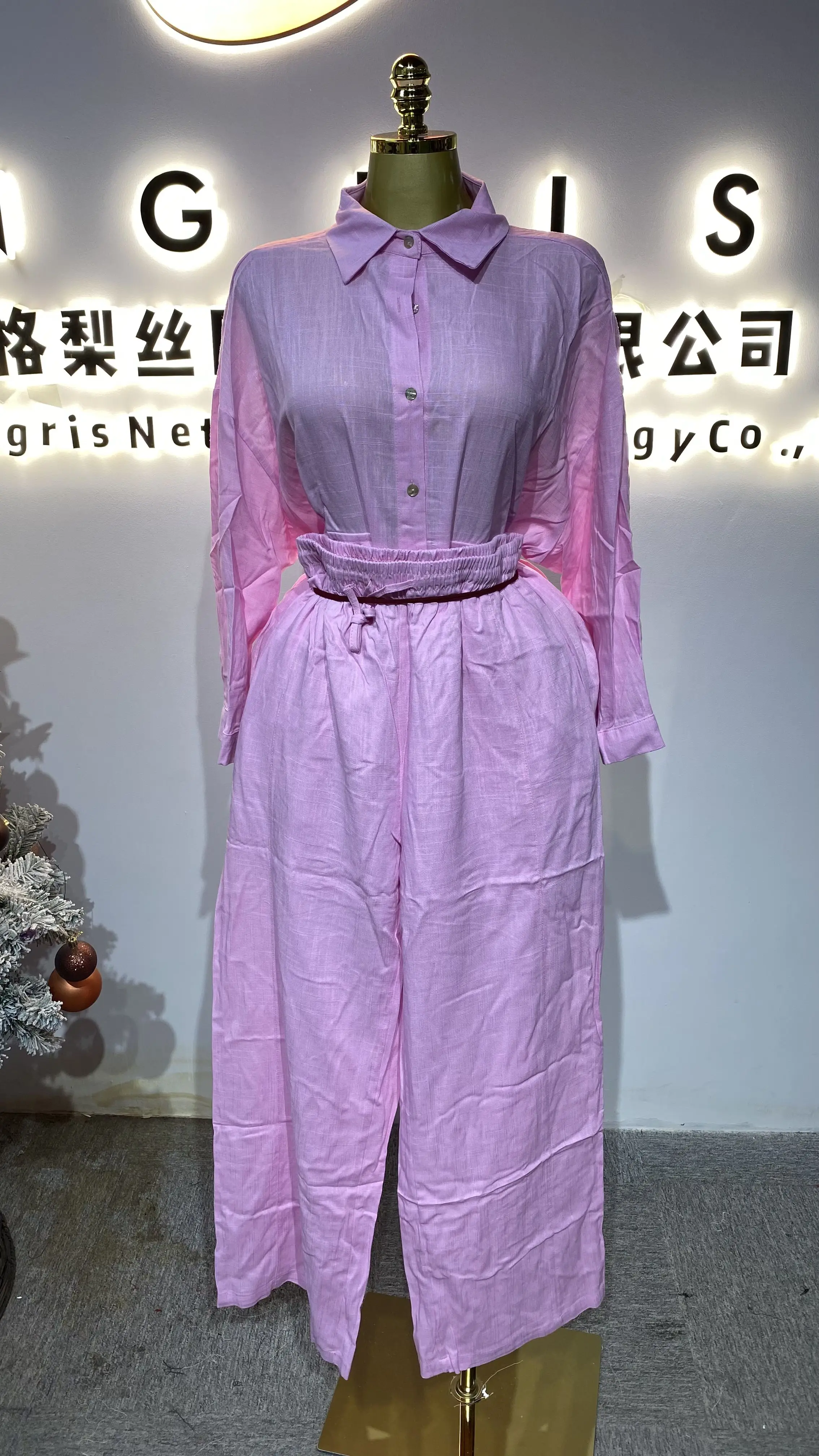 

Стильный женский костюм в европейском и американском стиле, однотонный плиссированный повседневный комплект из двух предметов 2025 года - GZXX497