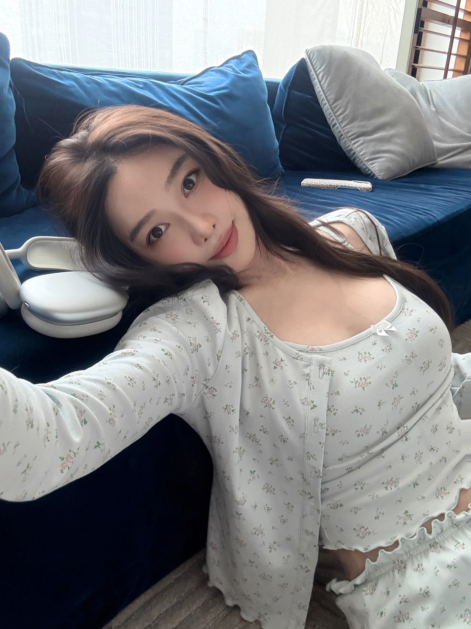 

ivian Holiday Series 2026 New Soft Floral Knitted Nightgown Cardigan Vest Pants Set Women's Faionable Two-Piece Suit