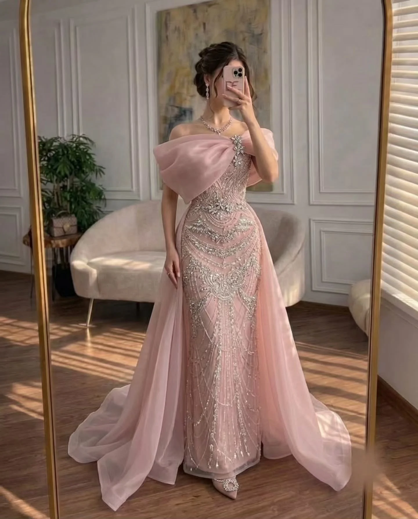 Maßgeschneidertes Abendkleid in Zartrosa, Chiffon, schulterfrei, mit Schleife, Kristallen, exquisiter Meerjungfrauen-Silhouette, Perlen, elegantes Ballkleid, Partykleid
