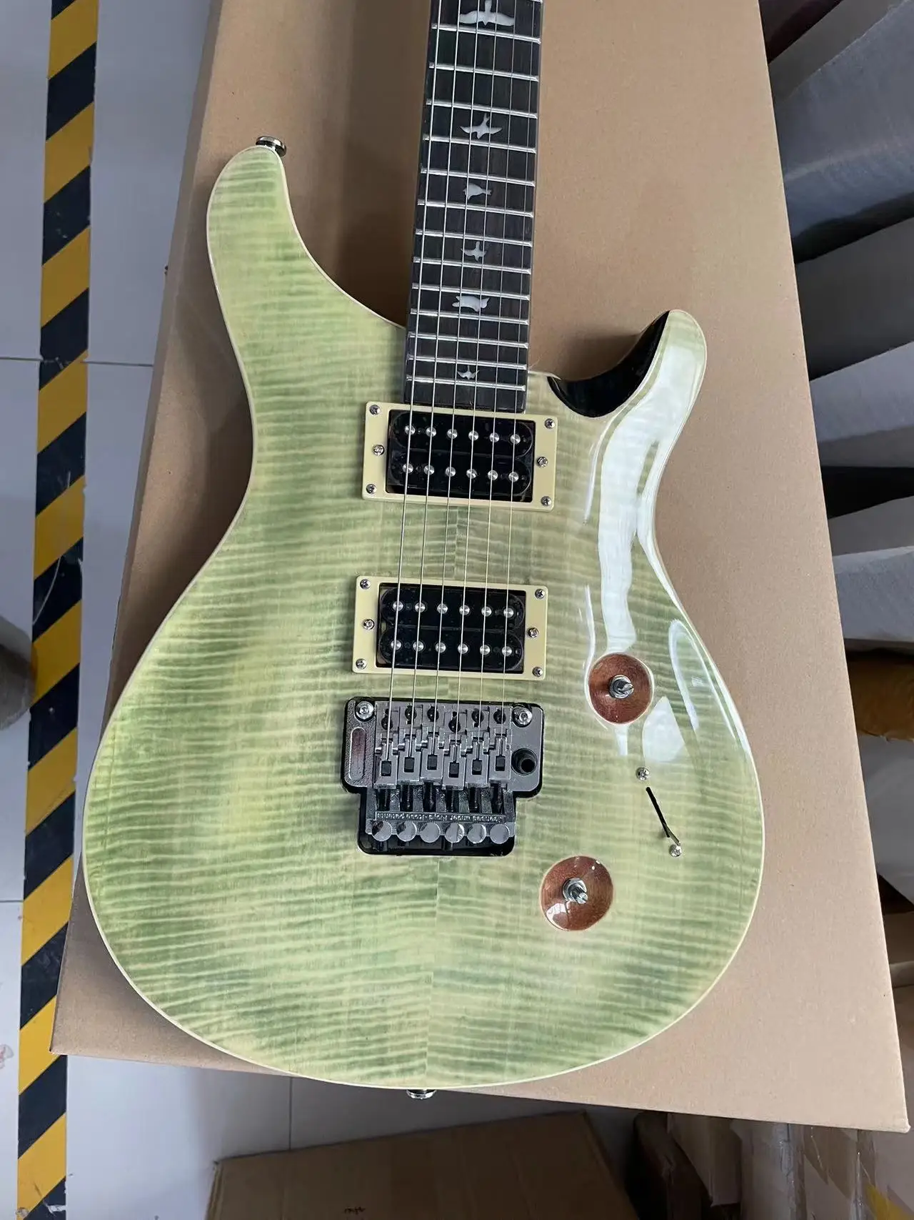 

Guitar, flame maple, Green mahogany body, Made in China, PR$, Double swing and pull board guitar.custom made