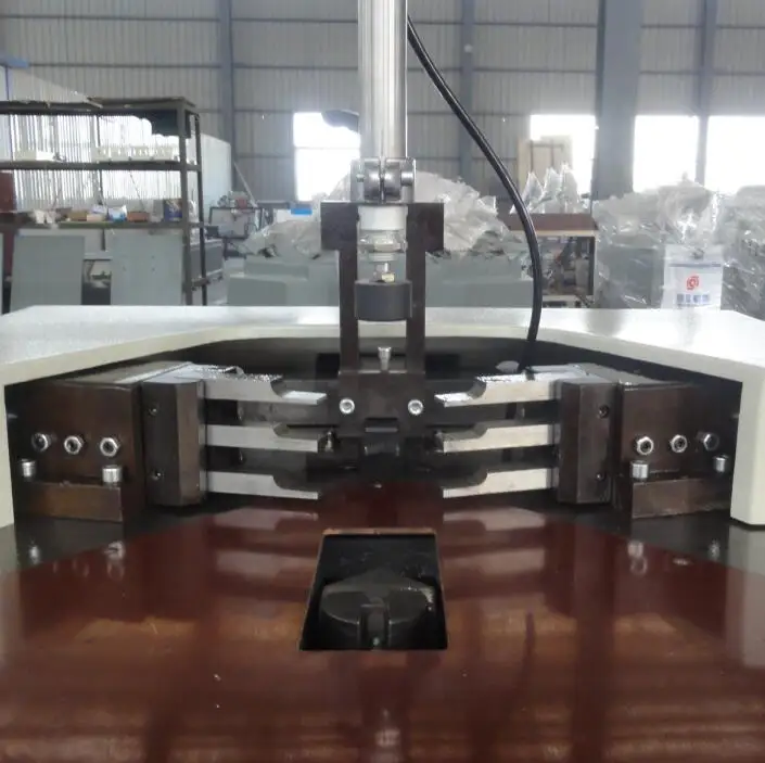 Operation Aluminum Press Processing Aluminum Window Corner Crimping Machine