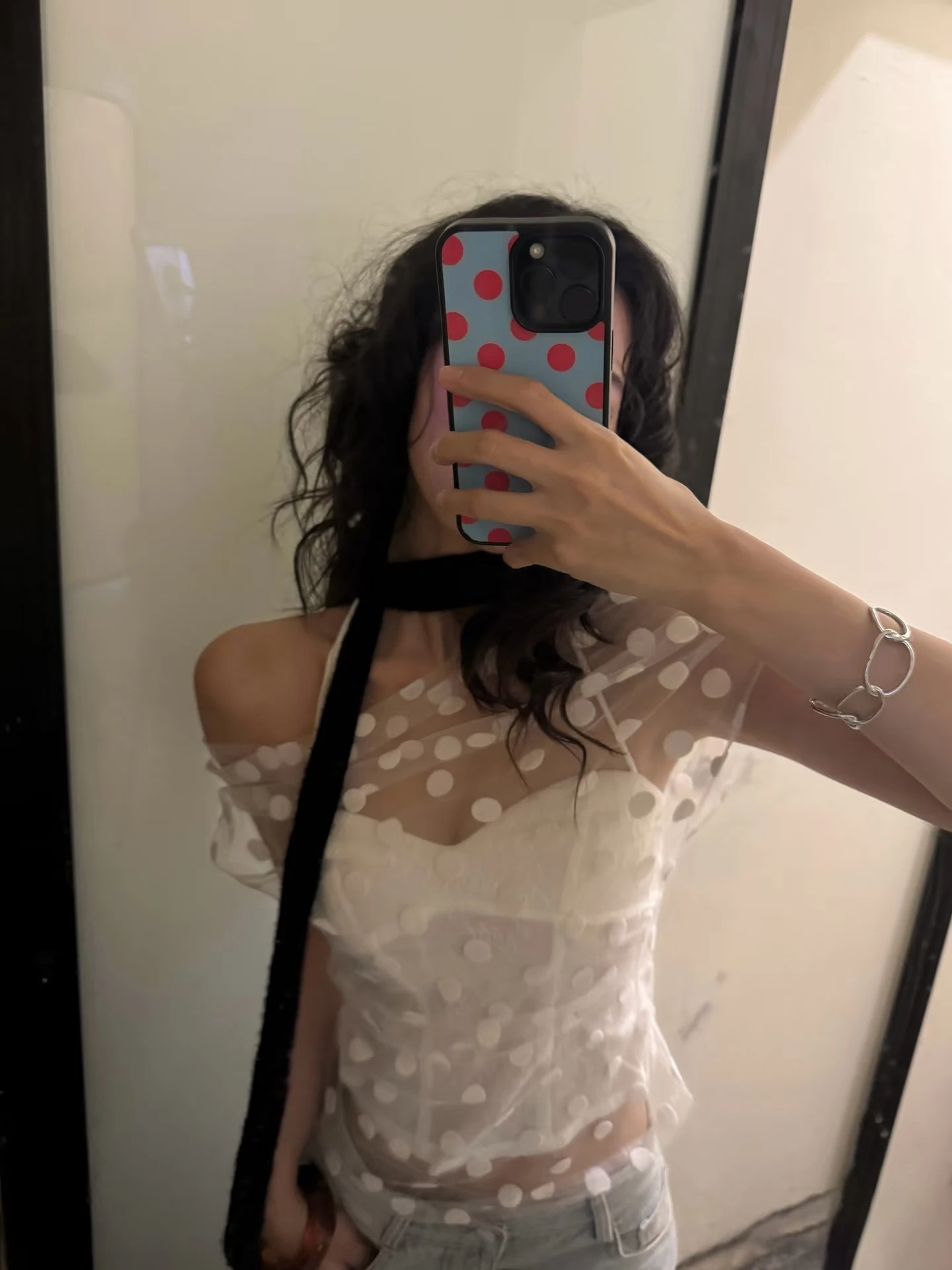 

Новинка! Летний повседневный комплект из двух предметов: белый топ с открытыми плечами и кружевное платье в горошек. Модный женский наряд.