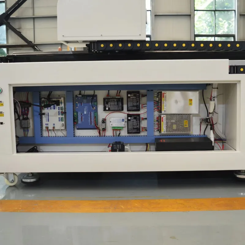 2025WER1325 آلة قطع القماش 1300X2500 مم المعدات الصناعية CO2 130W التحكم باستخدام الحاسب الآلي لقطع المعادن