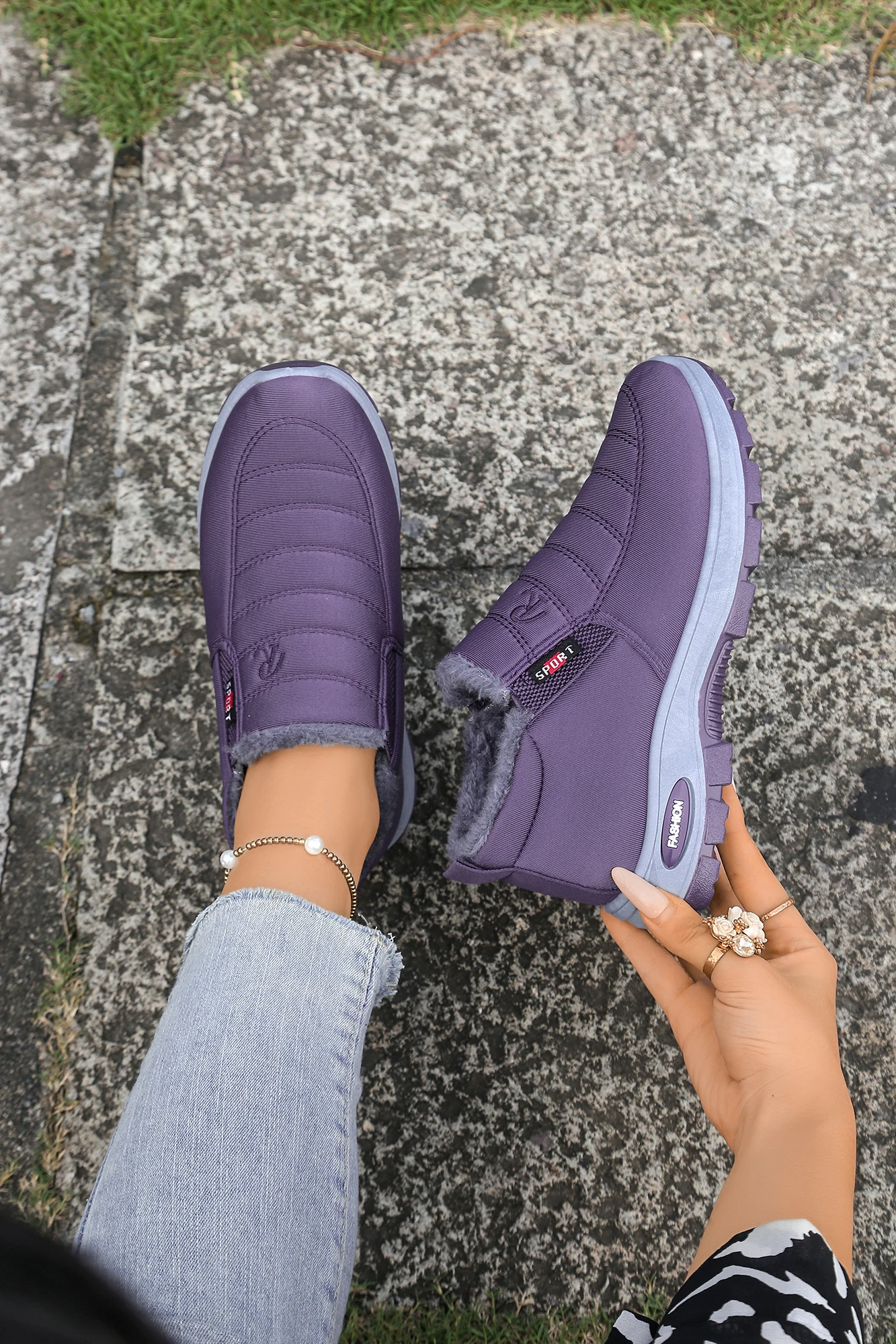 Gemütliche Damen-Wintersneaker mit Fellfutter, rutschfeste, dicke Sohle, bequeme Stiefeletten, einfach anzuziehende warme Schuhe für kaltes Wetter. – Detail 22
