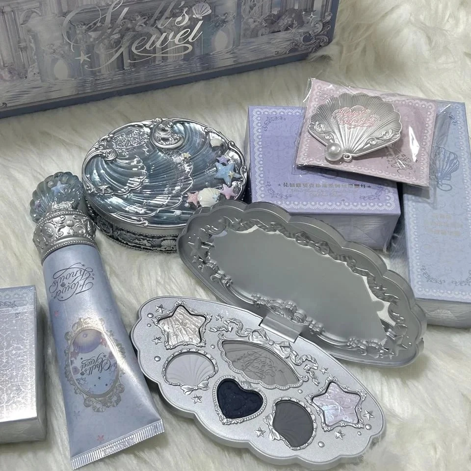 ชุดเครื่องสำอางกล่องของขวัญ Flower Knows Huazhixiao Firefly ประกอบด้วย อายแชโดว์ พาเลทท์แต่งหน้า ลิปกลอส บลัชออน แป้ง พร้อมกล่อง